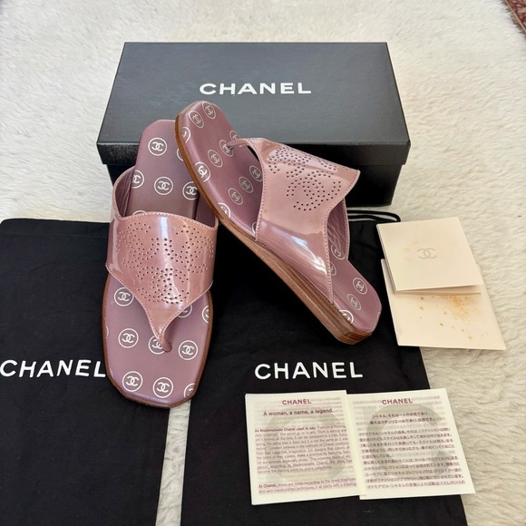 CHANEL Shoes - Chanel CC Logo Interlocking Purple Patent Leather Thong Sandals EU 37.5